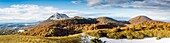 Frankreich, Puy de Dome, von der UNESCO zum Weltnaturerbe erklärt, Regionaler Naturpark der Vulkane der Auvergne, Chaîne des Puys, Orcines, der Puy de Dome (1465m) und der bewaldete Kegel des Puy Pariou (1209m) im Vordergrund, vom Puy des Goules aus gesehen