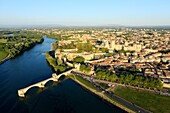 Frankreich, Vaucluse, Avignon, die Brücke Saint Benezet (XII) über die Rhone, von der UNESCO zum Weltkulturerbe erklärt (Luftaufnahme)