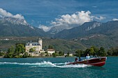 Frankreich, Haute Savoie, Annecy, Bootsfahrt auf dem Riva-See mit dem Schloss von Duingt und dem Berg von Tournette