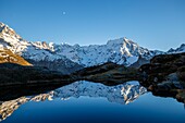 Frankreich, Hautes Alpes, Nationalpark Ecrins, Tal des Valgaudemar, La Chapelle en Valgaudémar, Spiegelung des Sirac (3441m) auf dem See von Lauzon (2008m)