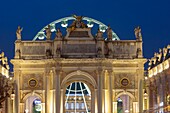 Frankreich, Meurthe et Moselle, Nancy, Stanislas-Platz (ehemaliger königlicher Platz), erbaut von Stanislas Leszczynski, König von Polen und letzter Herzog von Lothringen im 18. Jahrhundert, von der UNESCO zum Weltkulturerbe erklärt, das Riesenrad zur Weihnachtszeit, der Arc Here (Here-Bogen) und die Fassade des Palais du Gouvernement (Regierungspalast)