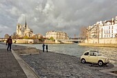 Frankreich, Paris, von der UNESCO zum Weltkulturerbe erklärtes Gebiet, FIAT 500 vor der Insel Saint Louis mit Blick auf die Kathedrale Notre Dame