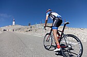 Frankreich, Vaucluse, Bedoin, Radfahrer bei der Ankunft auf dem Gipfel des Mont Ventoux (1912 m)