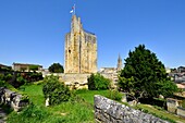 Frankreich, Gironde, Saint Emilion, von der UNESCO zum Weltkulturerbe erklärt, Turm Roy, Bergfried aus dem 13. Jahrhundert, einziges Überbleibsel der Burg Saint Emilion, im Hintergrund die vollständig in den Fels gehauene monolithische Kirche aus dem 11.