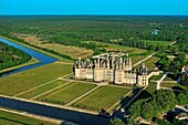 Frankreich, Loir et Cher, klassifiziertes Loire-Tal Weltkulturerbe der UNESCO, Chambord, das Schloss und seine formalen Gärten (Luftaufnahme)