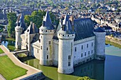 Frankreich, Loiret, Loiretal im Weltkulturerbe der UNESCO, Sully sur Loire, das Schloss (Luftaufnahme)