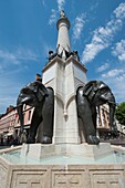 Frankreich, Savoie, Chambery, das restaurierte Monument des Elefantenbrunnens, genannt vier ohne Durchlässe und die Säule der Statue des Grafen Boigne Savoieard Bildhauer Pierre Victor Sappeyan