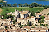 Frankreich, Ardeche, Viviers, Kathedrale Saint Vincent de Viviers (11. Jahrhundert), Turm Saint Michel, historisches Monument (Luftaufnahme)