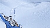 Frankreich, Haute Savoie, Chamonix Mont Blanc, Alpinisten auf dem Grat der Aiguille du Midi (3848m), Mont-Blanc-Kette, Abstieg vom Vallee Blanche