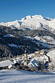 Frankreich, Haute Savoie, Aravis-Massiv, das Dorf und die Kirche von Manigod vor dem Massiv des Berges von Tournette nach einem Schneefall
