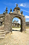 Frankreich, Finistere, Guimiliau, Pfarrbezirk, der Kalvarienberg und die Kirche