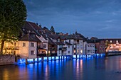 Frankreich, Doubs, Tal der Loue, Dorf Ornans Spiegel der Loue in der Abenddämmerung