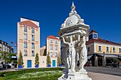 Frankreich, Hauts de Seine, Puteaux, weißer Wallace-Brunnen und Theaterplatz