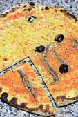 Frankreich, Bouches du Rhone, Marseille, Stadtteil Noailles, Pizzeria Savior, eröffnet 1943, Pizza mit zwei verschiedenen Füllungen auf einer Pizza