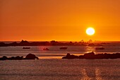 Frankreich, Finistere, Plouguerneau, Sonnenuntergang am Strand Lilia