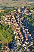 Frankreich, Yonne, Parc Naturel Regional du Morvan (Regionaler Naturpark des Morvan), Vezelay, mit der Bezeichnung Les Plus Beaux Villages de France (Die schönsten Dörfer Frankreichs), Kirche und Hügel von Vezelay, die von der UNESCO zum Weltkulturerbe erklärt wurden, Basilika Sainte Madeleine (Luftaufnahme)