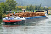 Frankreich, Ardeche, Beauchastel, Lastkahn mit Holz auf der Rhone