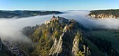 Frankreich, Doubs, Pontarlier, Cluse und Mijoux, Panoramablick auf die Festung von Joux, umgeben von Nebel, gesehen von der Festung von Larmont