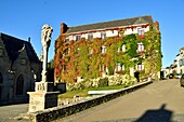 Frankreich, Morbihan, Rochefort en Terre, mit dem Label les plus beaux villages de France (Die schönsten Dörfer Frankreichs), Kirche Notre Dame de la Tronchaye