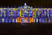 Frankreich, Meurthe et Moselle, Nancy, Stanislas-Platz (ehemaliger königlicher Platz), erbaut von Stanislas Leszczynski, König von Polen und letzter Herzog von Lothringen im 18. Jahrhundert, von der UNESCO zum Weltkulturerbe erklärt, Fassade des Rathauses während der Lichtshow zu Ehren des Heiligen Nikolaus