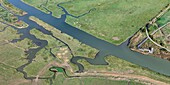 Frankreich, Loire Atlantique, Lavau sur Loire, Vogelbeobachtungsstation in der Nähe des Kanals la Taillee (Luftaufnahme)
