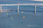 Frankreich, Vendee, La Barre de Monts, Kitesurfer bei der Brücke von Noirmoutier (Luftaufnahme)