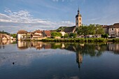 Frankreich, Doubs, Loue-Tal, Dorf Ornans, Spiegel der Loue und Kirche Saint Laurent