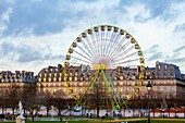 Frankreich, Paris, Tuileriengarten, Weihnachtsmarkt und Riesenrad