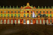 Frankreich, Meurthe et Moselle, Nancy, Stanislas-Platz (ehemaliger königlicher Platz), erbaut von Stanislas Leszczynski, König von Polen und letzter Herzog von Lothringen im 18. Jahrhundert, von der UNESCO zum Weltkulturerbe erklärt, Fassade des Rathauses während der Lichtershow zu Ehren des Heiligen Nikolaus