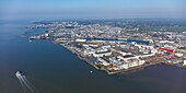 Frankreich, Loire Atlantique, Saint Nazaire, die Stadt, der Hafen und die Werften (Luftaufnahme)