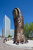 Frankreich, Hauts de Seine, Puteaux, La Defense, Faubourg de l'Arche, Skulptur des französischen Künstlers Cesar mit dem Titel Le Pouce, eingeweiht 1994