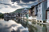Frankreich, Doubs, Loue-Tal, im Dorf Ornans, die traditionellen Fassaden der Reveraine-Häuser