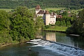 Frankreich, Doubs, Loue-Tal, Fischer im Fluss vor der Burg von Cleron