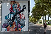 Frankreich, Paris, Le Lavo // matik, Street Art und junger Mann auf einem Motorroller