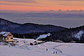 Frankreich, Territoire de Belfort, Ballon d'Alsace, Gipfel, Herberge, der Jura und die Schweizer Alpen, Schlitten, Schnee, Winter
