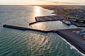 Frankreich, Seine Maritime, Hafen von Dieppe bei Sonnenaufgang (Luftaufnahme)
