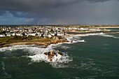 Frankreich, Finistère, Lesconil, die Küste und der Hafen im Winter (Luftaufnahme)