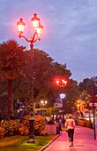 Frankreich, Hauts de Seine, Puteaux, beleuchtete Rue de la Republique während des Rosa Oktobers und des Kampfes gegen Brustkrebs