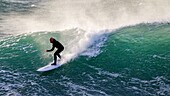 Frankreich, Finistère, Cap Sizun, Esquibien, Surfer im Winter an der Pointe de Lervily