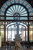 Frankreich, Haute Savoie, Evian les Bains, Glasfenster im Inneren des Gebäudes der Quelle Cachat