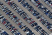 Frankreich, Doubs, Sochaux, Peugeot, hergestellte Fahrzeuge auf dem Parkplatz am Ausgang der Kette gelagert
