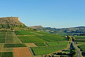 Frankreich, Saone et Loire, Der Fels von Vergisson und im Hintergrund der Fels von Solutre