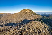 Frankreich, Puy de Dome, Orcines, Regionaler Naturpark der Vulkane der Auvergne, die Chaîne des Puys, von der UNESCO zum Weltkulturerbe erklärt, der Vulkan Puy de Dome (Luftaufnahme)