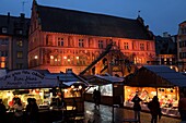 Frankreich, Haut Rhin, Mulhouse, Place de la Reunion, Rathaus und Historisches Museum, Weihnachtsmarkt