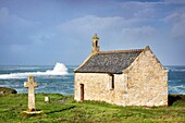 Frankreich, Finistere, Landunvez, Die Kapelle Saint Samson und ihr Kreuz