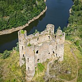 Frankreich, Cantal, Alleuze, Schloss von Alleuze, Burg aus dem 14. Jahrhundert, Stausee Grandval (Luftaufnahme)