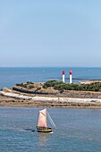 Frankreich, Charente Maritime, L'Ile d'Aix, Segelboot und die Leuchttürme (Luftaufnahme)