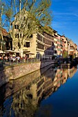 Frankreich, Bas Rhin, Straßburg, Altstadt, die von der UNESCO zum Weltkulturerbe erklärt wurde, Stadtviertel Petite France, der Place Benjamin Zix an der Ill