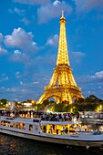 Frankreich, Paris, ein Kreuzfahrtschiff fährt vor dem Eiffelturm vorbei