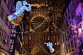 Frankreich, Bas Rhin, Straßburg, Altstadt, die von der UNESCO zum Weltkulturerbe erklärt wurde, Engel im Weihnachtsschmuck in der Rue Merciere und die Kathedrale Notre Dame